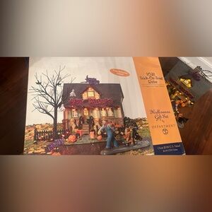 Department 56 Halloween trick or treat 1031 house